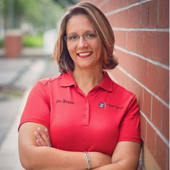 Luis Miguel Valdes MD vilkintis juodą smokingą ir varlytę, stovi priešais banerį su logotipais, įskaitant Oscars ir HeartDaHeart Foundation, oficiali renginio aplinka, neutralus ir profesionalus įspūdis, matomas tekstas: Oscars HeartDaHeart Foundation UnmaskHeartDisease