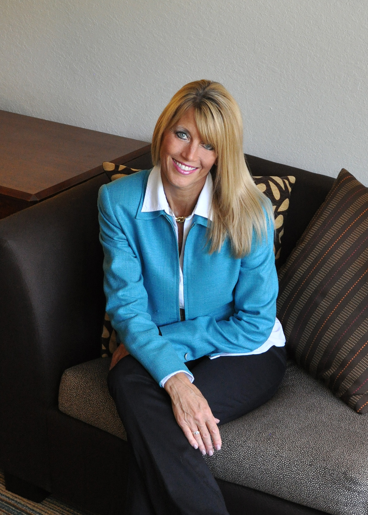 Gordon Crozier DO vilkintis juodą smokingą ir varlytę, stovi priešais banerį su logotipais, įskaitant Oscars ir HeartDaHeart Foundation, oficiali renginio aplinka, neutralus ir profesionalus įspūdis, matomas tekstas: Oscars HeartDaHeart Foundation UnmaskHeartDisease